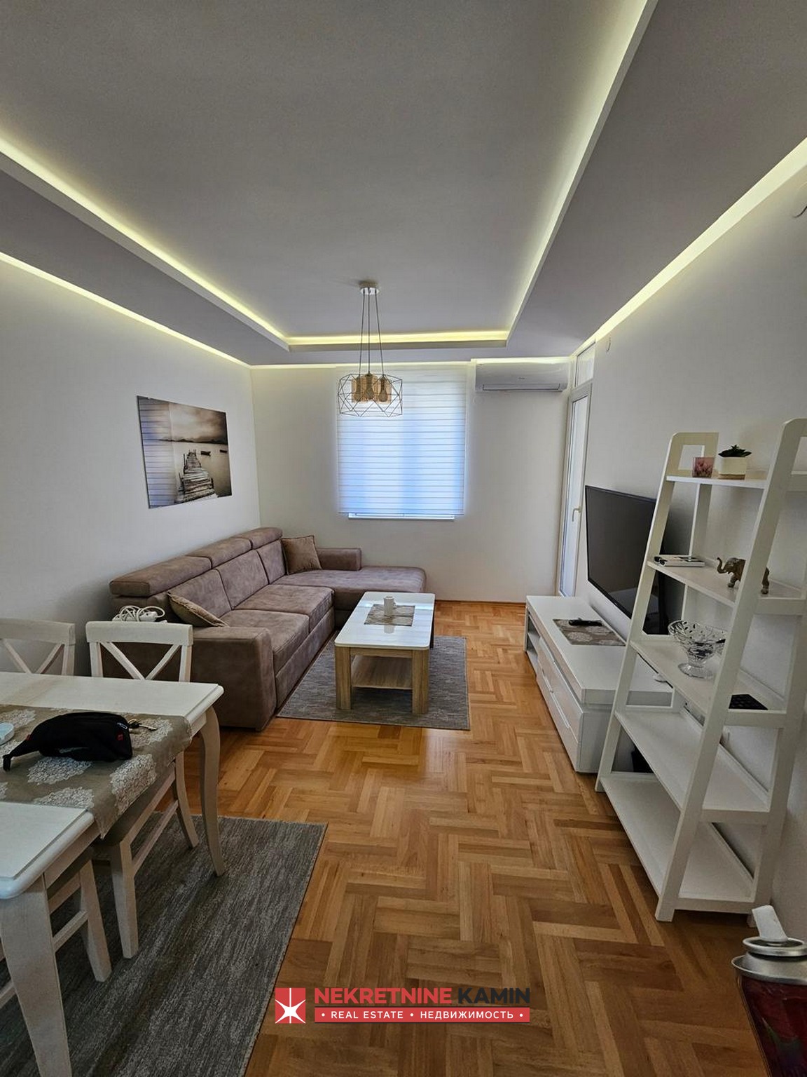 Izdaje se trosoban stan u Budvi, opremljen kvalitetnom opremom i namještajem